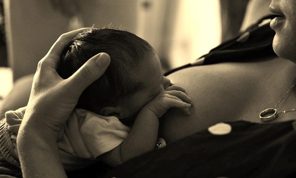 How to: Breast/chestfeeding a newborn 