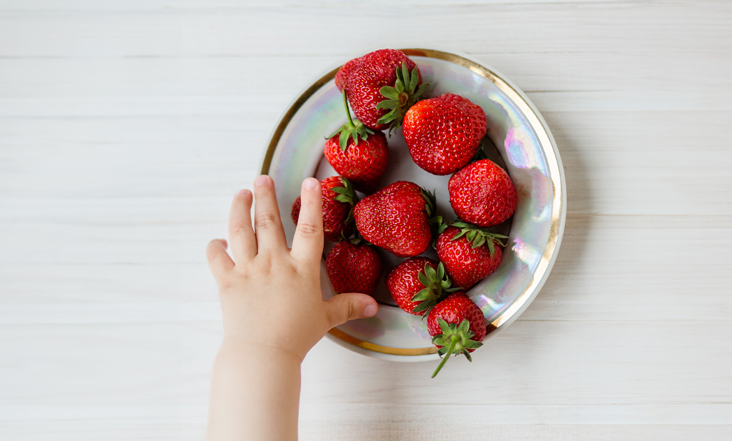 baby milestones: 10th month: Baby picking up food