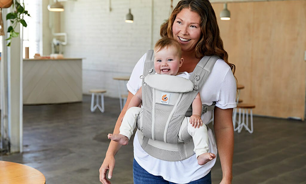 Discovering the World from a Baby Carrier with a Forward/outward Facing View