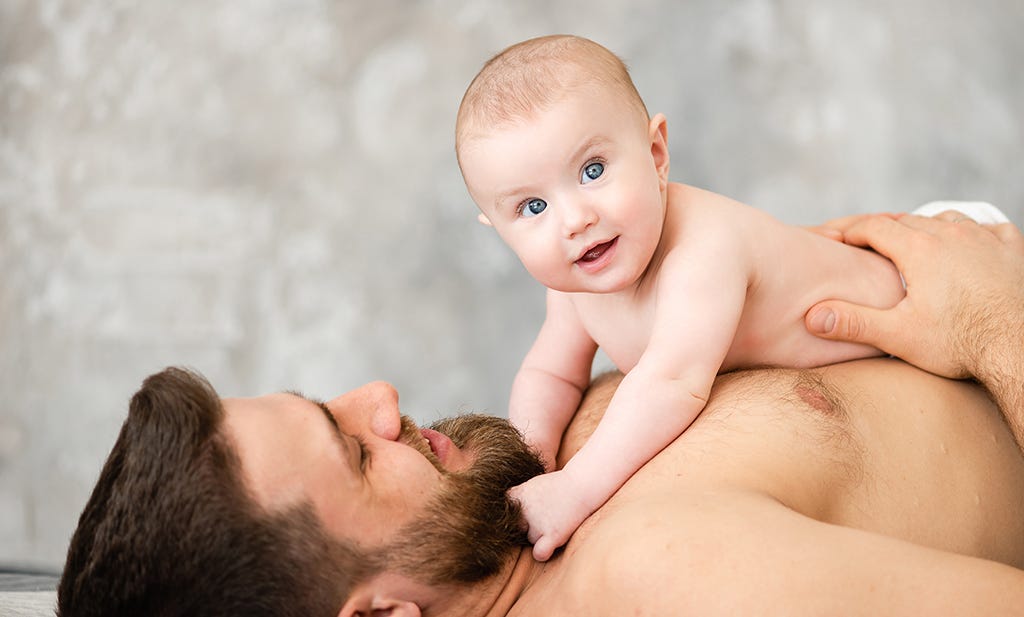 Baby und Dad playing